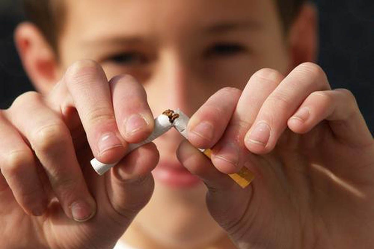 La campanya de l'Hospital d'Olot també vol prevenir el consum de tabac entre els joves.