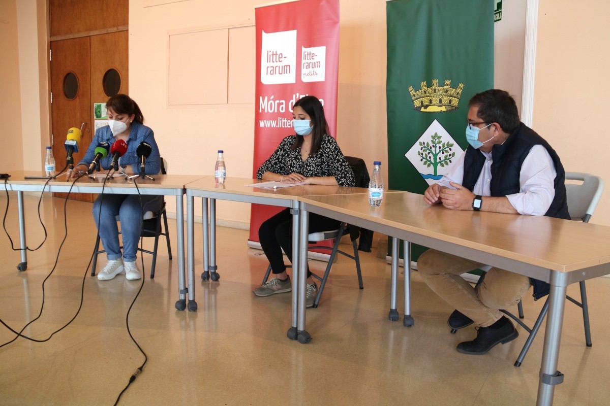 La regidora de Cultura de Móra d'Ebre, Montse Pineda, la directora de Litterarum, Gemma Sastre, i l'alcalde de Móra d'Ebre, Joan Piñol. 