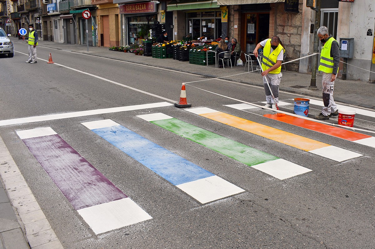 Brigada de l'Ajuntament de Súria pintant un pas de vianants amb els colors LGTBI en una imatge d'arxiu