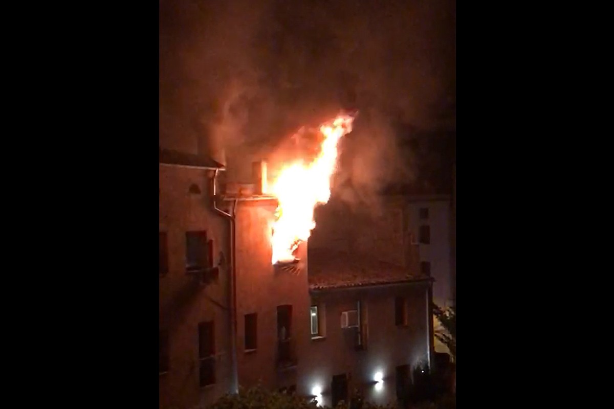 Flames sortint per la finestra del pis afectat