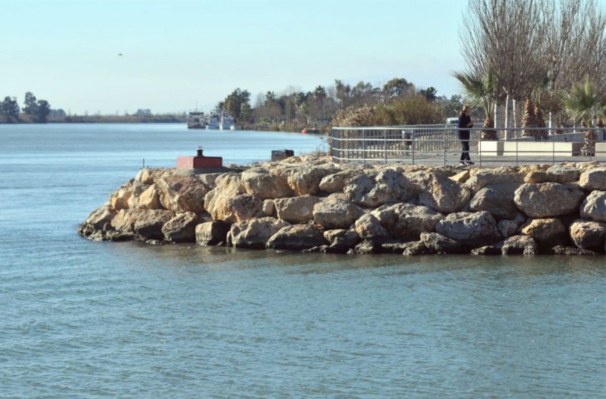 Port de Deltebre, amb la bocana a la desembocadura del riu Ebre.