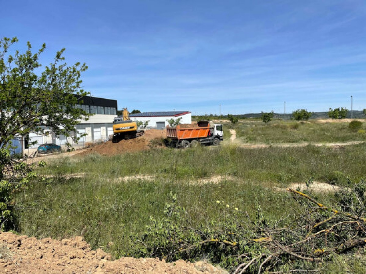  Pla general dels camions que han començat a fer els moviments de terres per construir la nova nau logística de Freshly Cosmetics al polígon La Plana de Gandesa, al maig.
