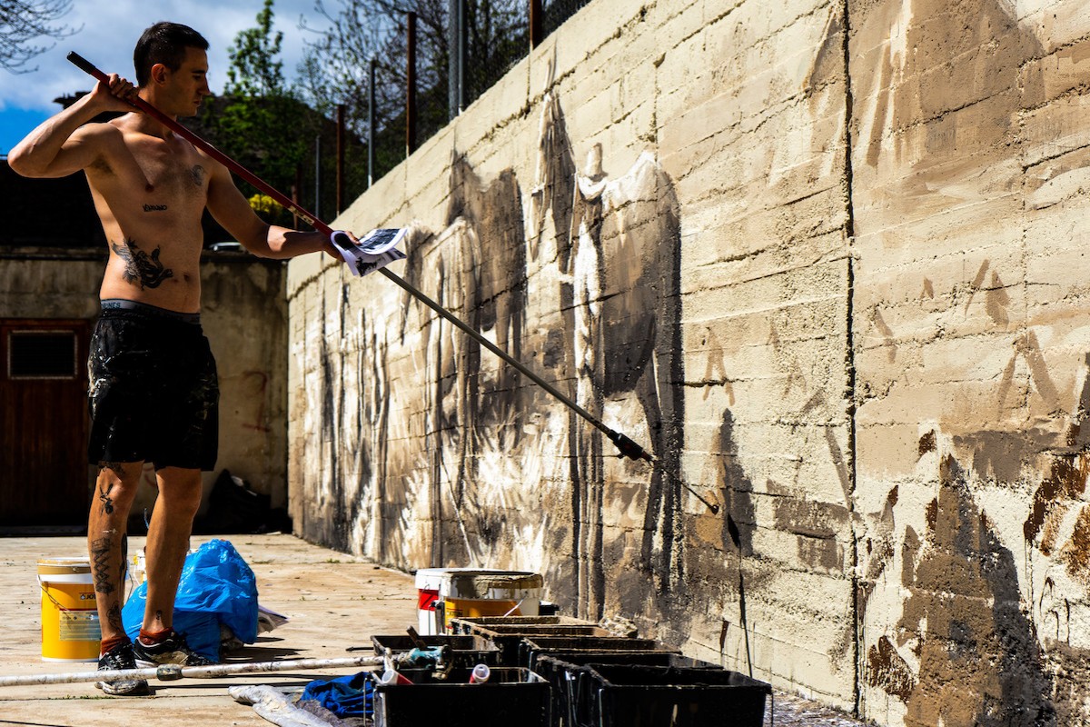 Nil Safont pintant el mural a Tavascan