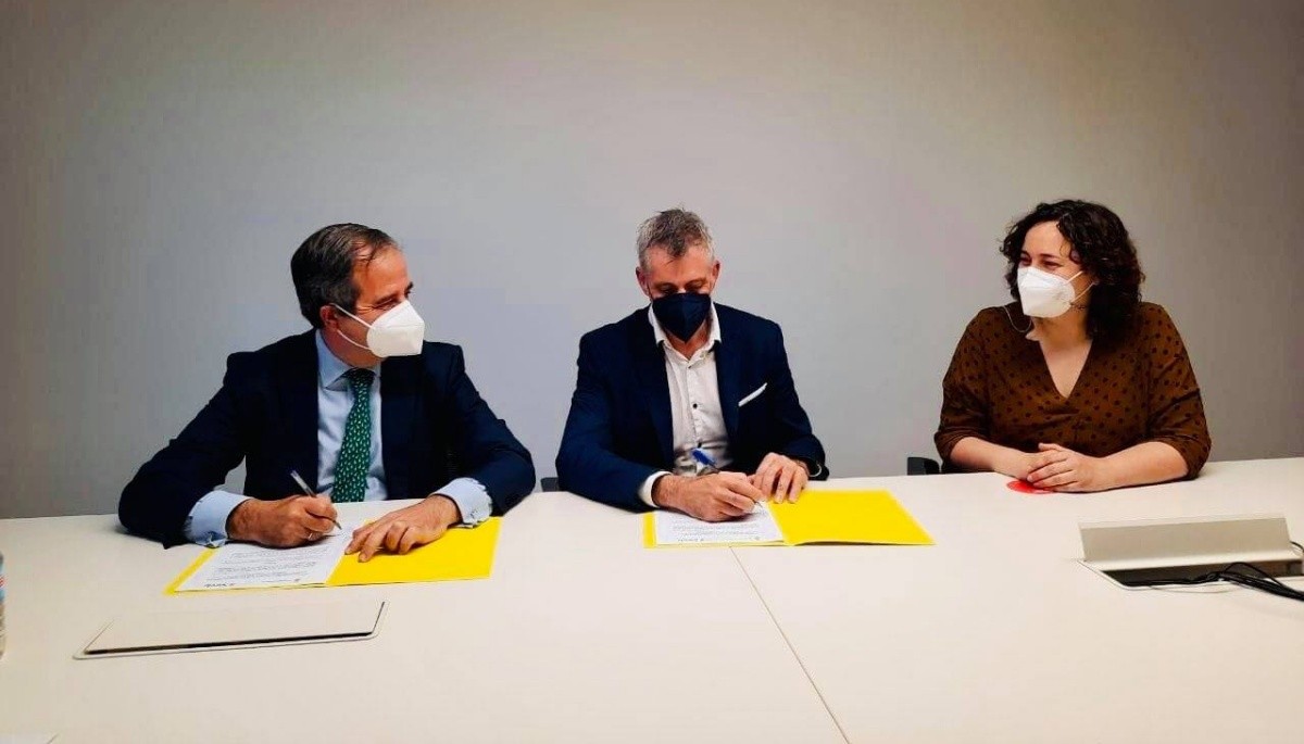 L'alcalde, Adam Tomàs, i a regidora, Núria Ferré, signant el conveni amb la Sareb.