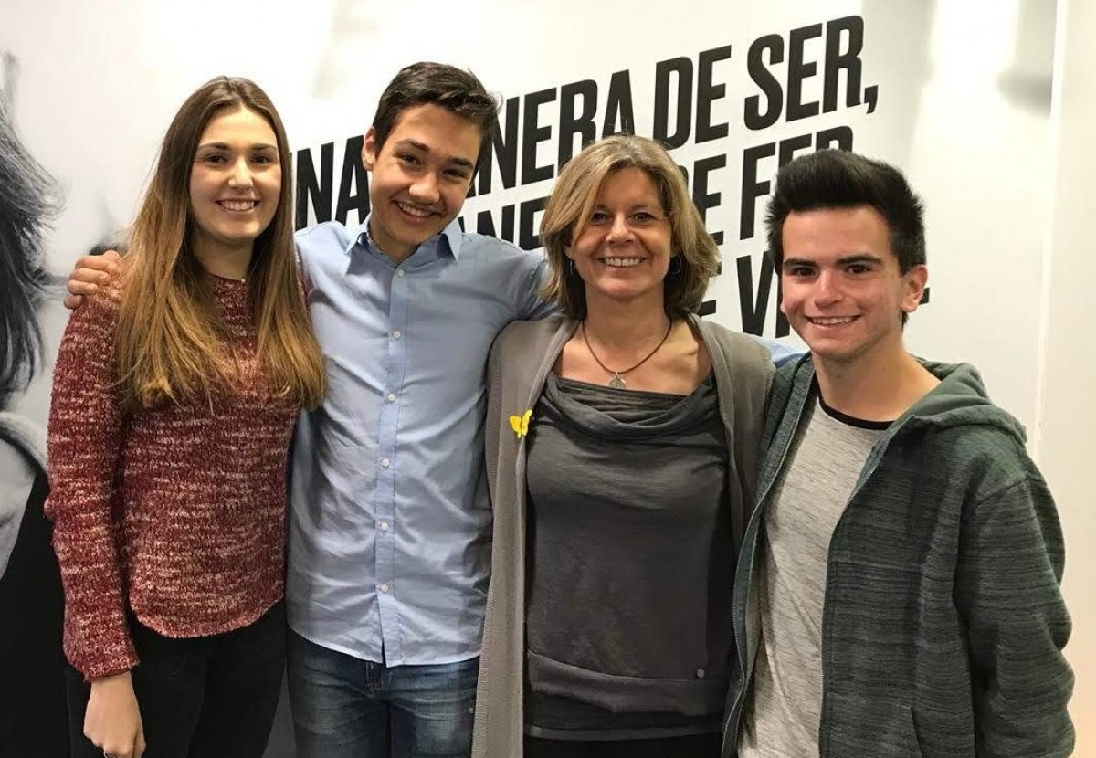 Els nous consellers de l'executiva comarcal Mireia Ferrer i Àngel Segura amb Carmela Fortuny i Marc Ledesma en un acte prepandèmia