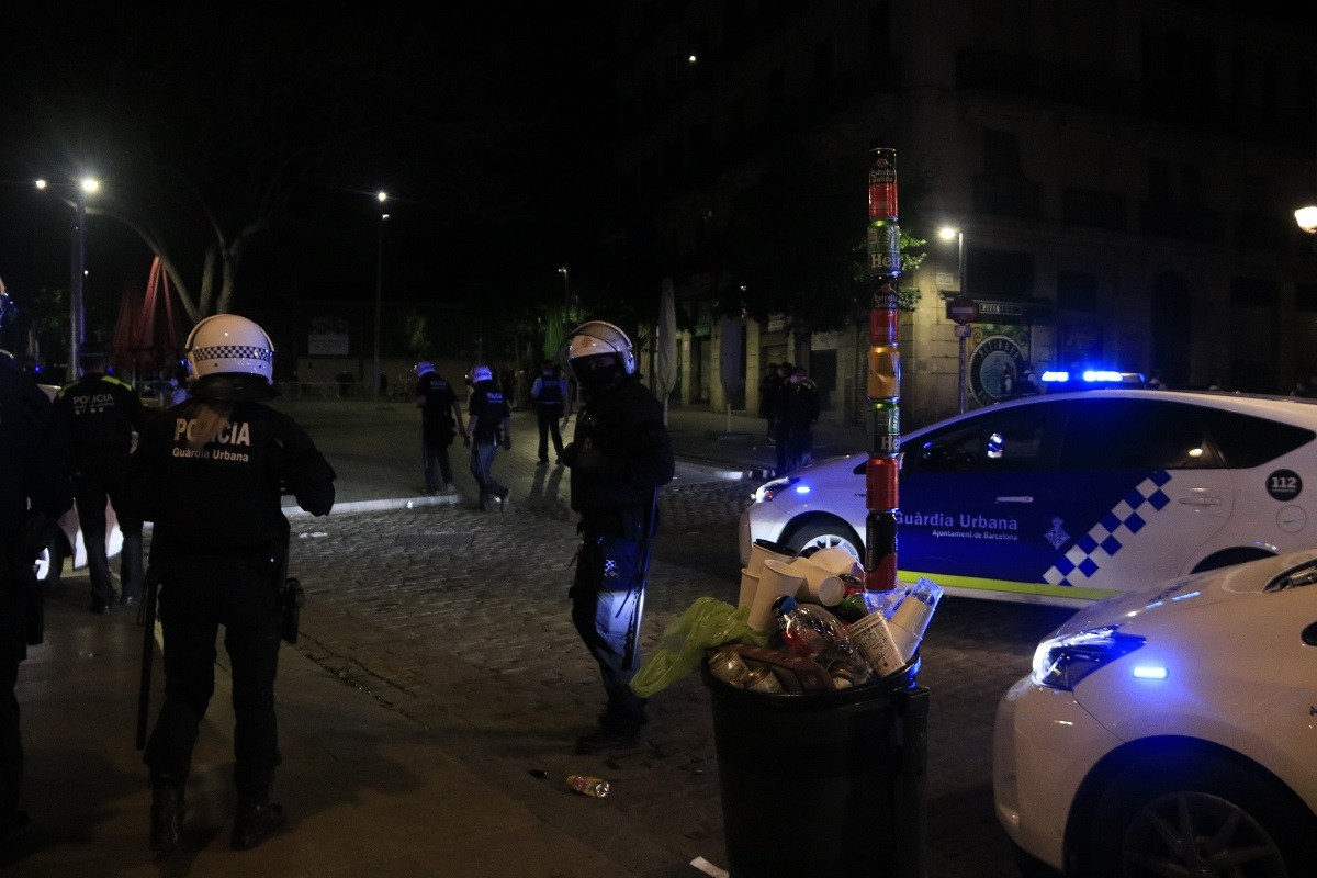 Agents de la Guàrdia Urbana i antiavalots desallotgen festes al carrer aquesta nit a Barcelona