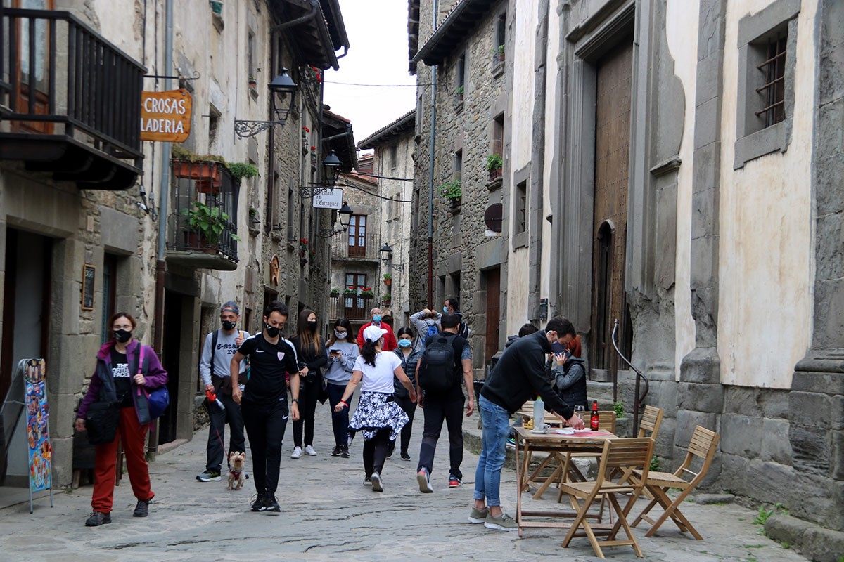 Un carrer de Rupit, ple de turistes
