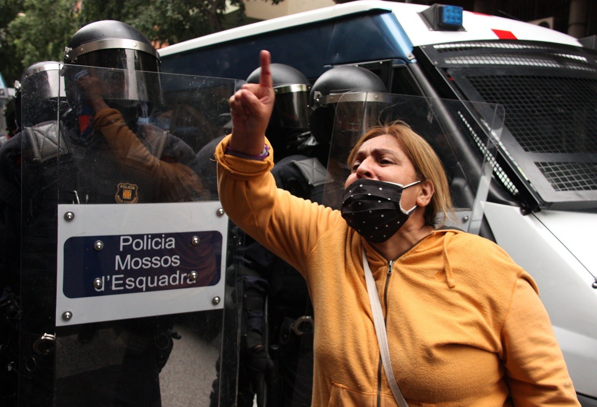 Una manifestant al Bloc Llavors davant del cordó policial, durant l'acció el maig del 2021.