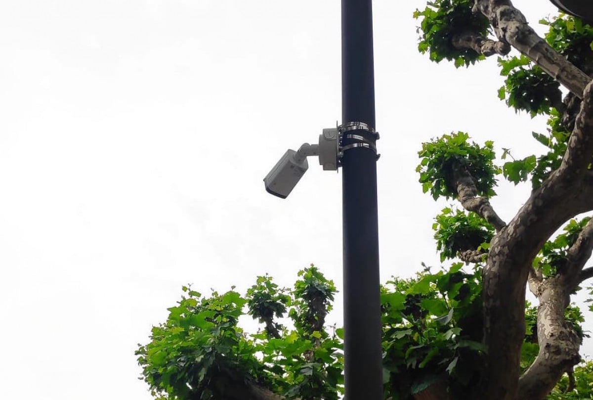 Detall d’una de les càmeres instal·lades a la rambla Doctor Pearson