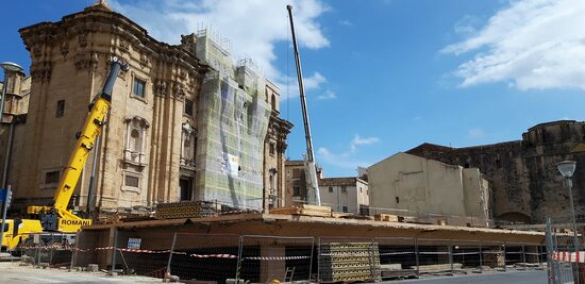 Una vista de les obres a la plaça de la catedral del Tortosa difosa per l'Ajuntament del municipi 