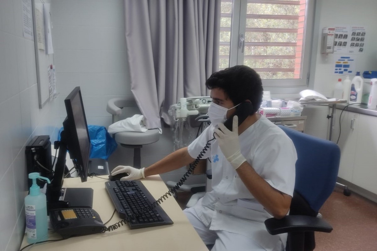 Un metge d'un centre d'atenció primària fent una visita telefònica durant la pandèmia