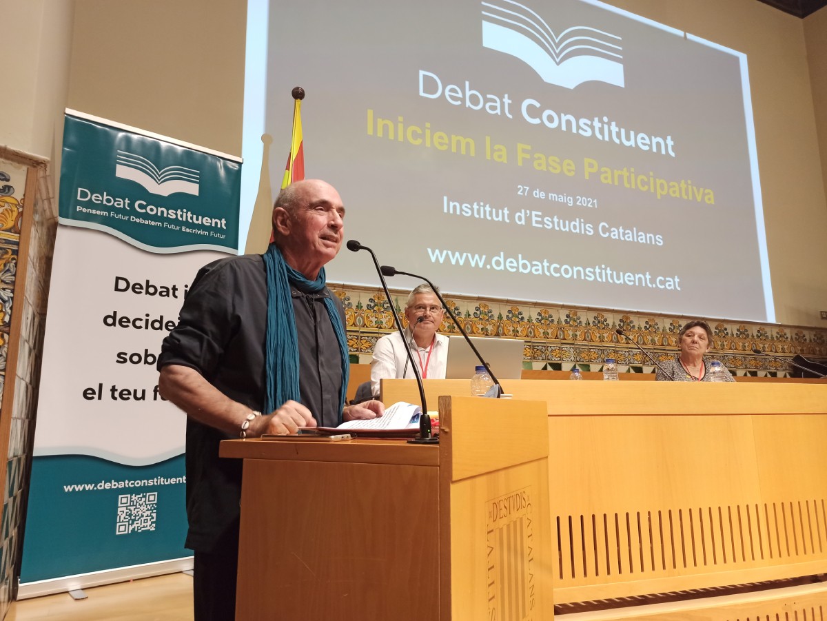 Lluís Llach, durant la presentació de la fase participativa del debat constituent
