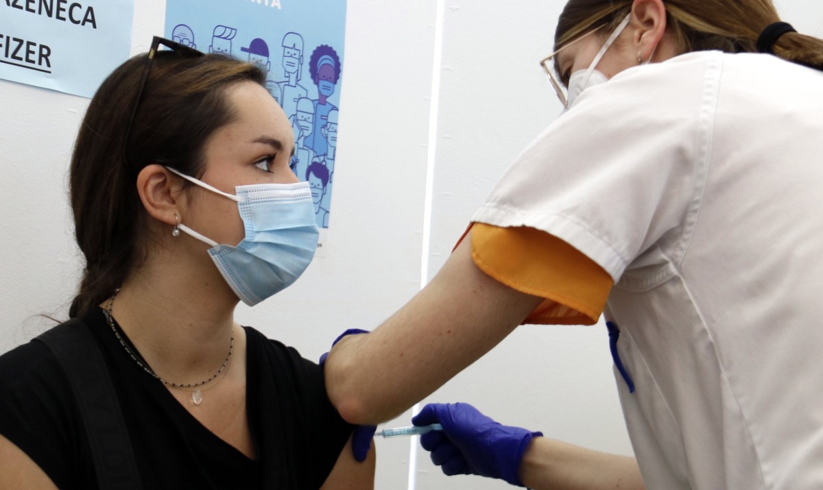 Una estudiant d'infermeria rebent la vacuna