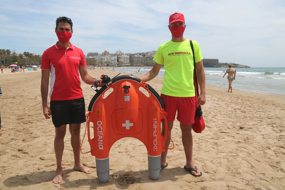 Dos socorristes amb el dron de rescat aquàtic a la platja de Llevant de Salou.