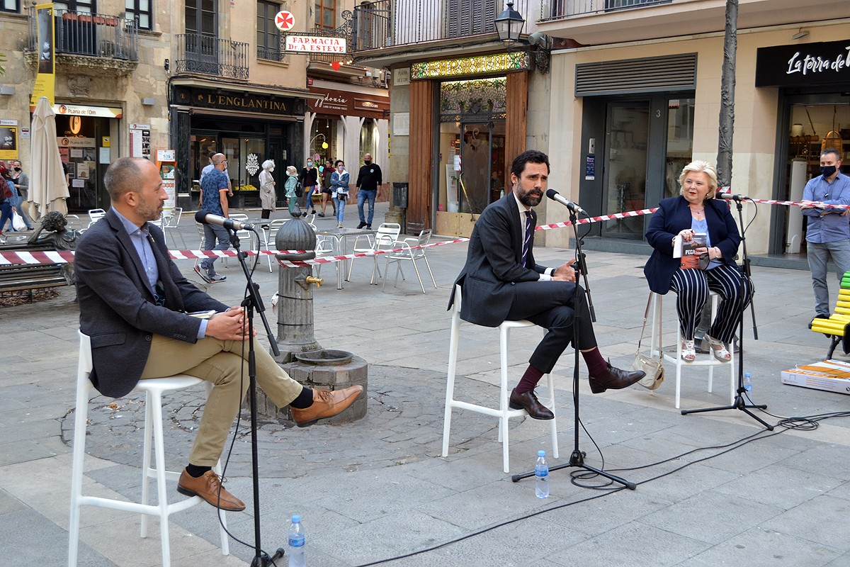 Marc Aloy, Roger Torrent i Pilar Goñi durant la presentació del llibre