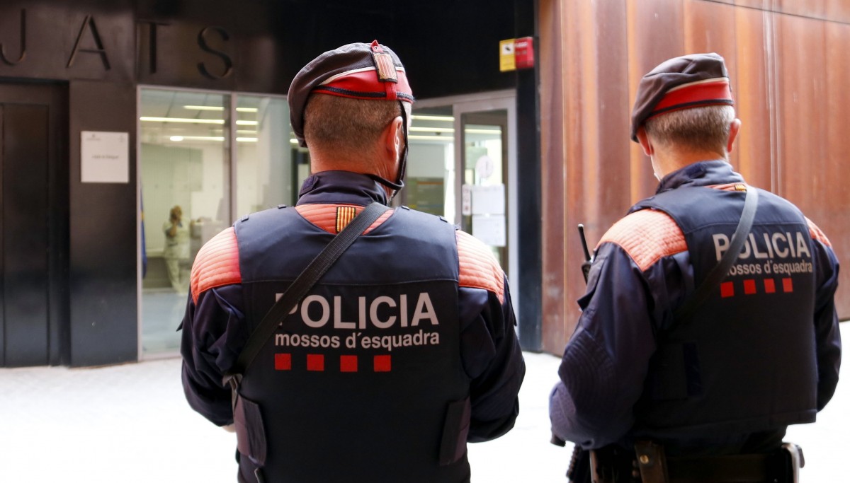 Dos mossos a Balaguer, en una imatge d'arxiu