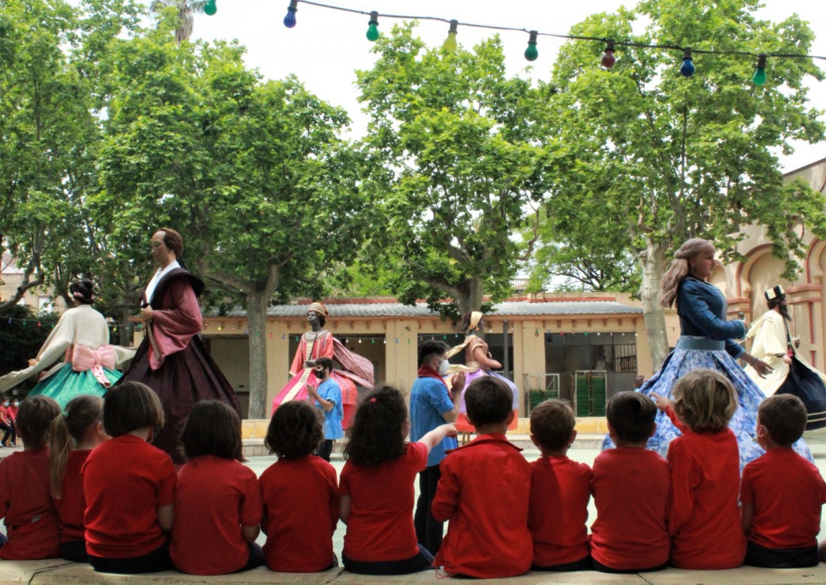 Els infants de l'Escola Montsant gaudint del ball a La Palma 