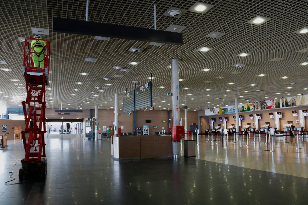 Uns operaris ultimen els darrers detalls abans que l'Aeroport de Reus iniciï les operacions comercials