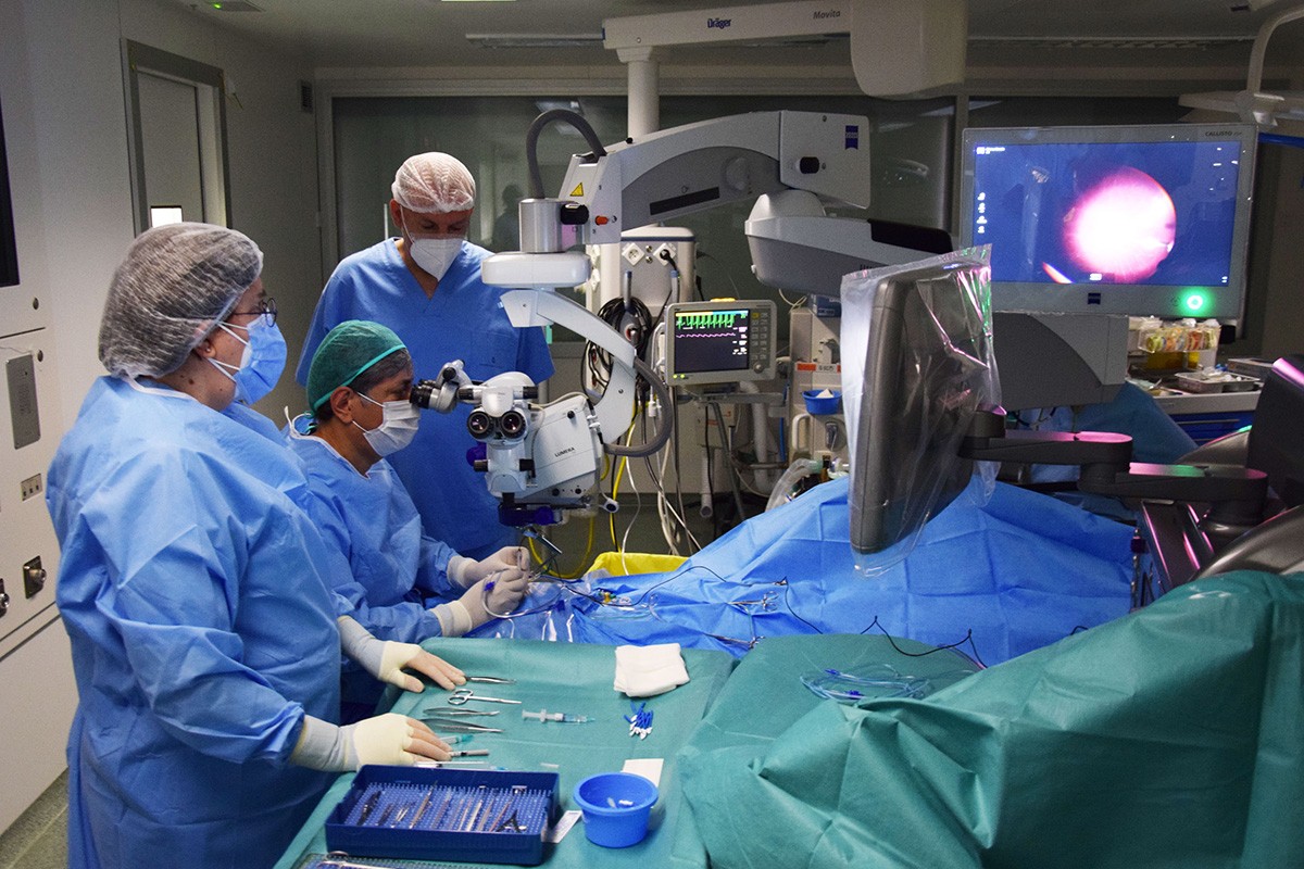 Una cirurgia de retina a la Clínica de Vic