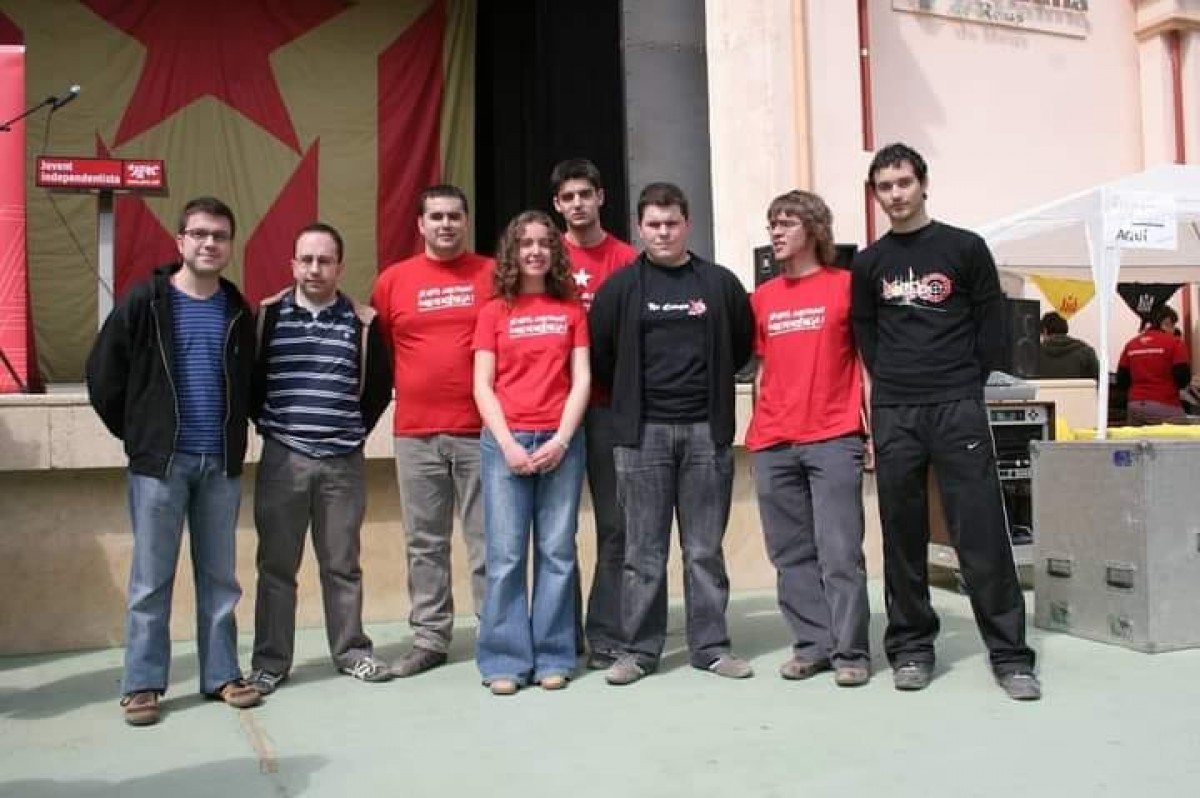 Aragonès (el primer per l'esquerra) va ser en una calçotada de les JERC a Reus, el 2007