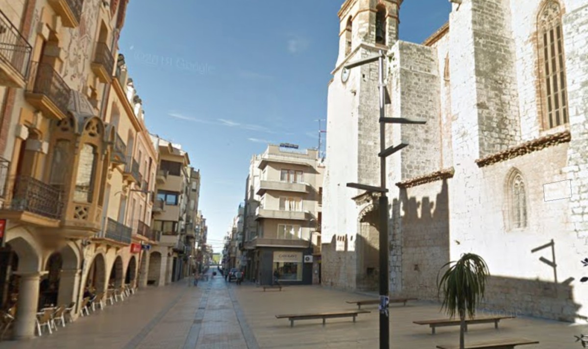 La plaça de l'Església d'Ulldecona, on va ser detingut l'individu.