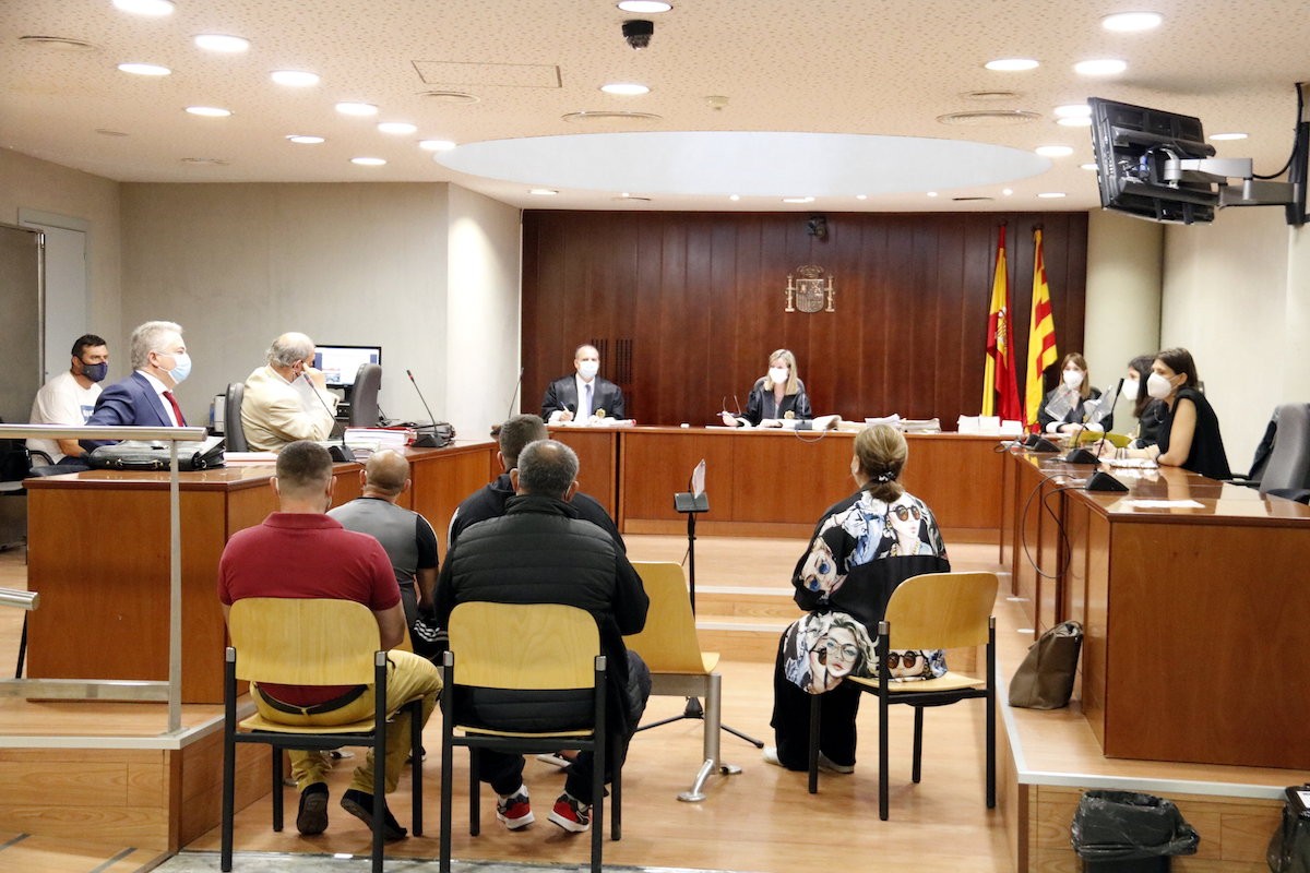 Quatre dels cinc acusats, asseguts a l'Audiència de Lleida