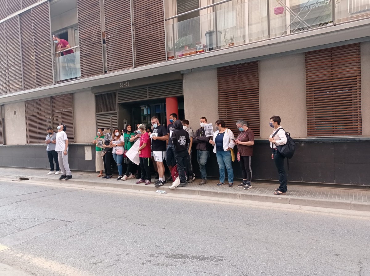 Una trentena de persones es concentra a les portes del bloc del carrer de la Plana de Can Bertran