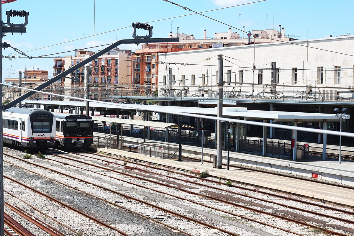 Les vies del tren, al seu pas per l'estació ferroviària de Tarragona.