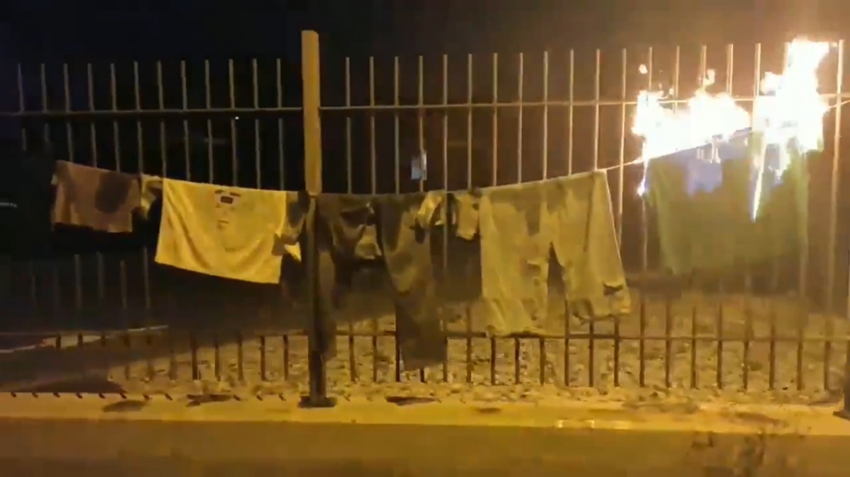Vídeo | Roba incendiada a la reixa perimetral d'Endesa a Manresa