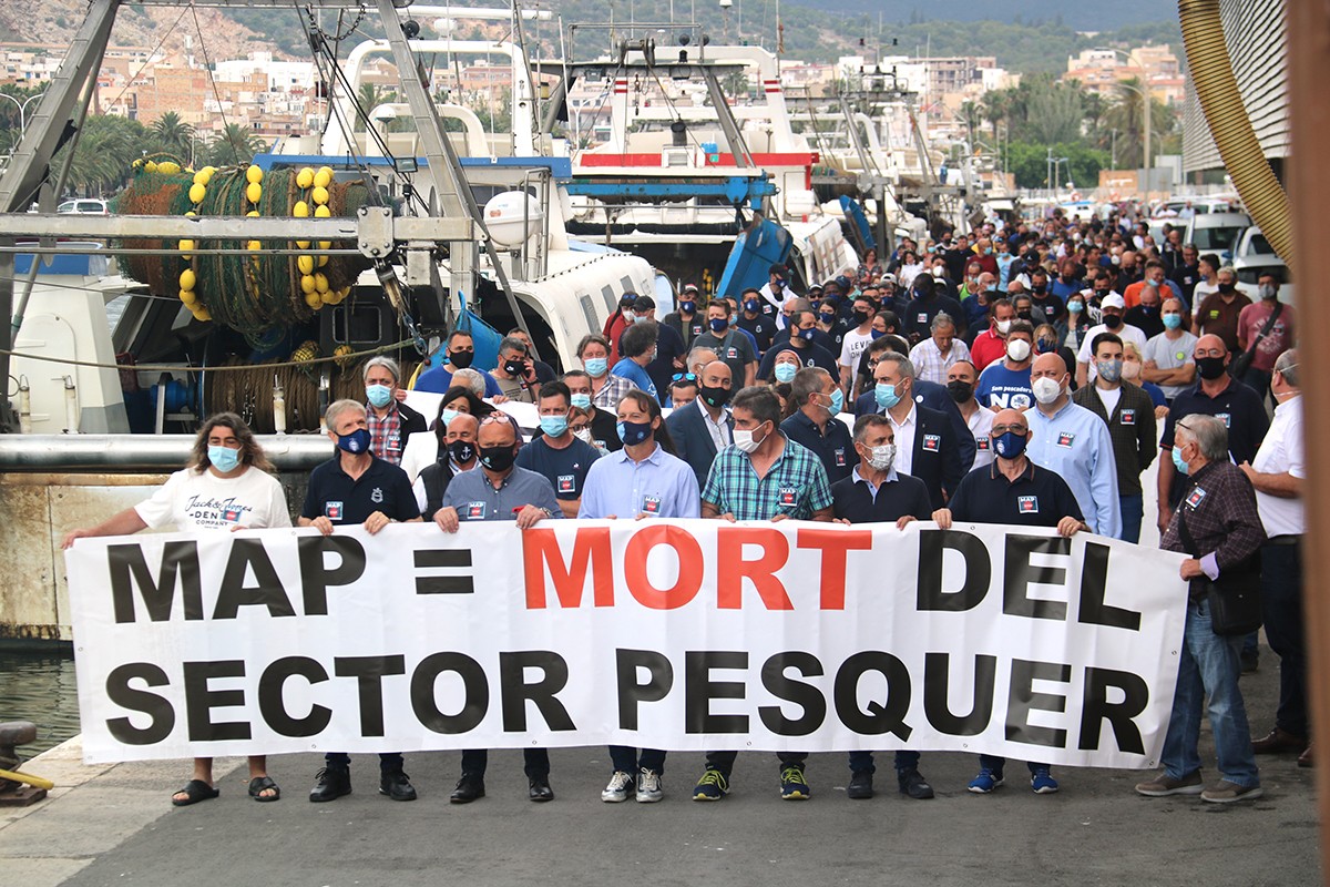 La manifestació del pescadors al port pesquer de Sant Carles de la Ràpita, per protestar contra la MAP que els augmenta els dies de veda biològica