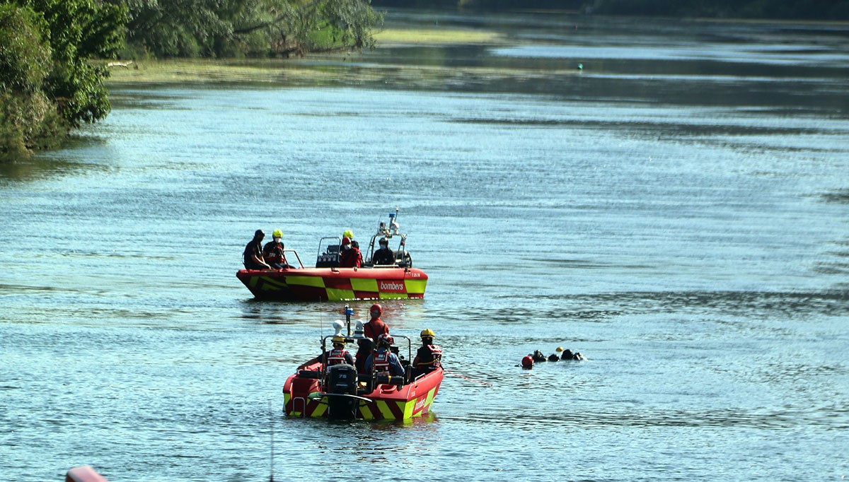 Els efectius d'emergències en el moment en què han trobat al jove desaparegut al riu Ebre.