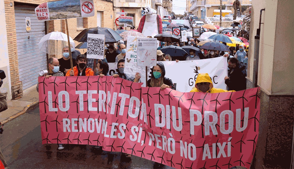 Els manifestants que han participat en la protesta per exigir un nou model energètic a l'Ametlla de Mar.