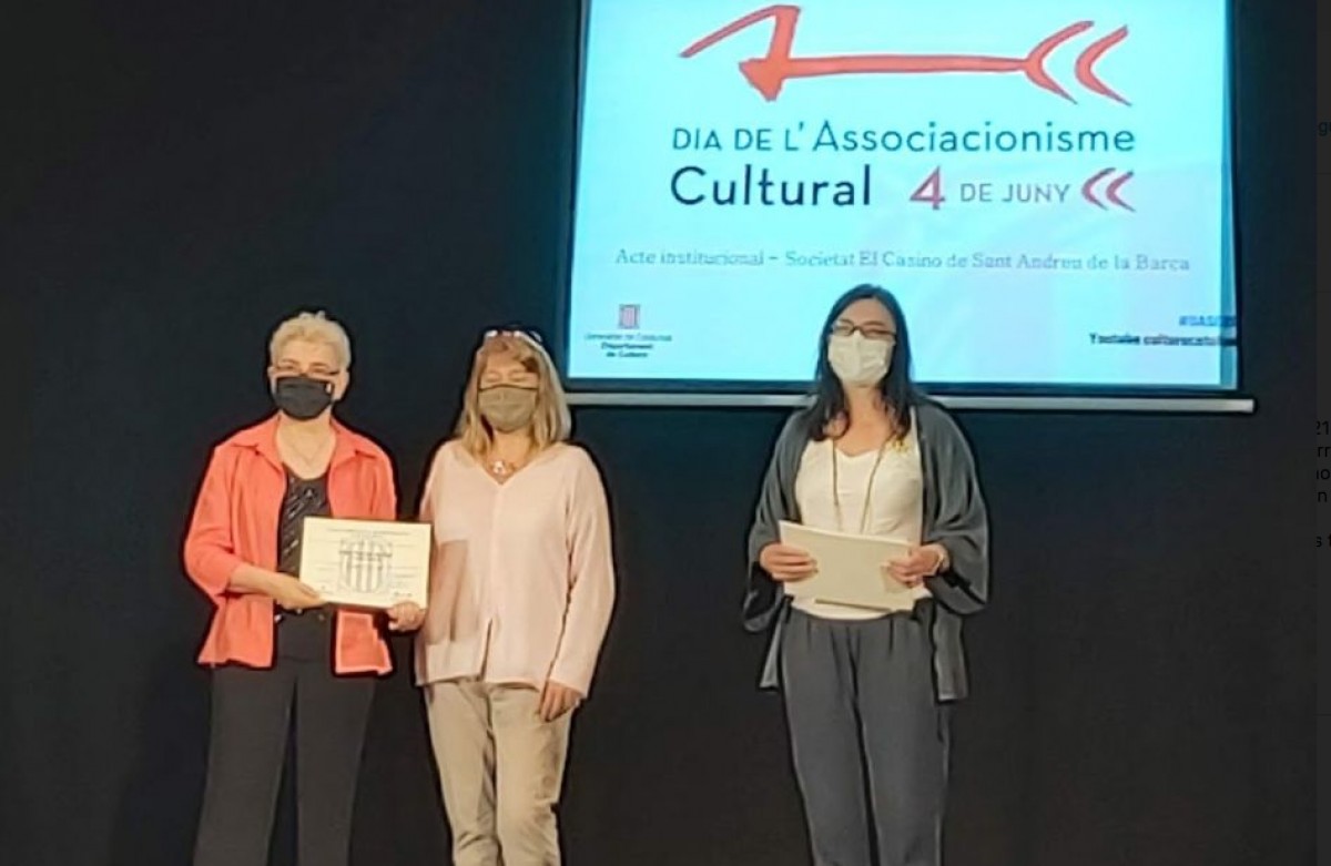 Membres del Casal Popular reben el diploma per part de la Generalitat