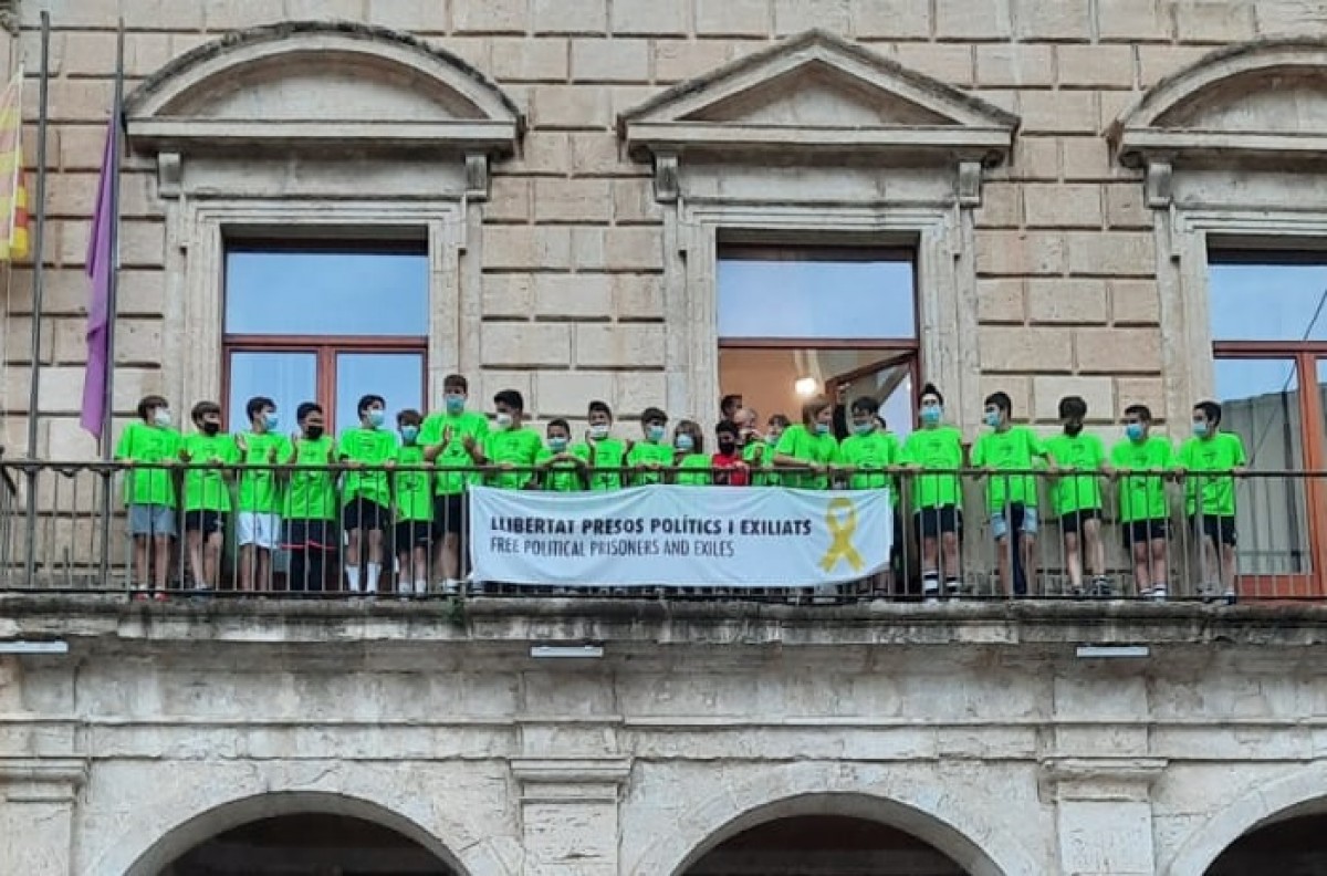 Una imatge dels campions, en plena celebració, al balcó de l'Ajuntament de Falset
