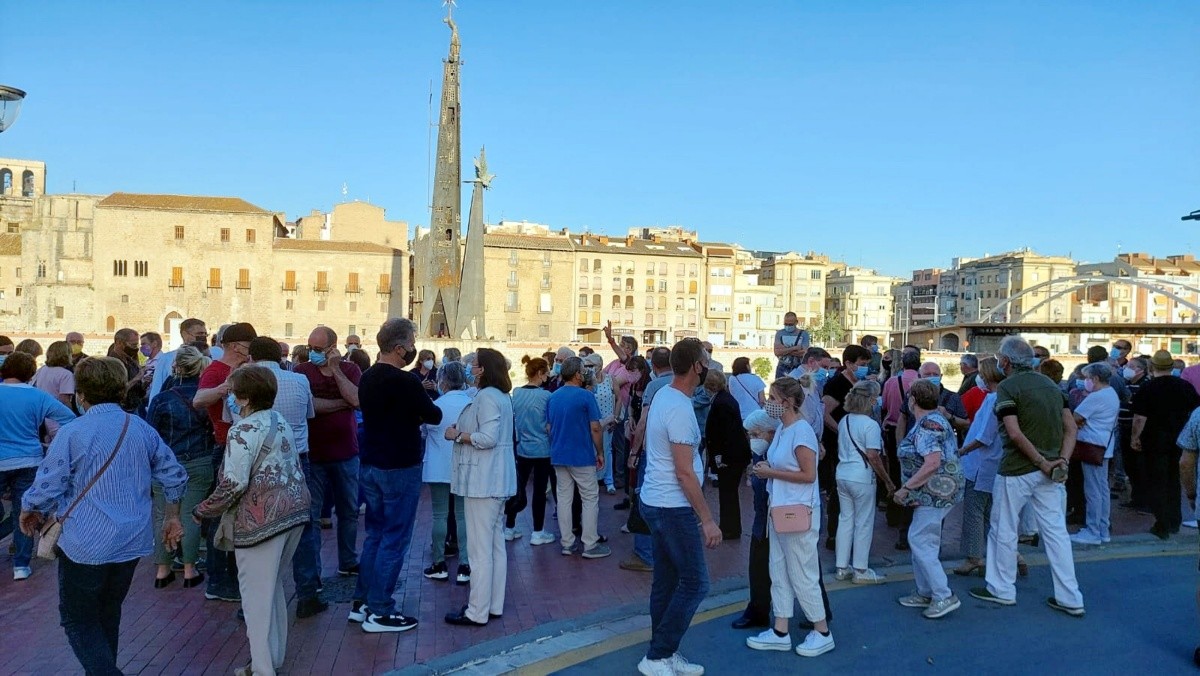 La concentració a favor de reinterpretar el monument franquista de Tortosa, este diumenge.