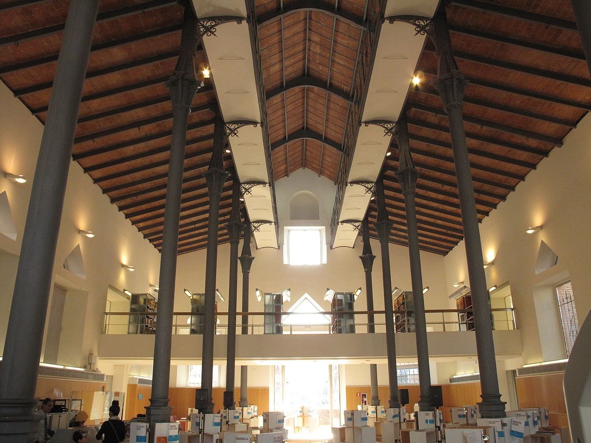 Interior de la biblioteca Xavier Amorós