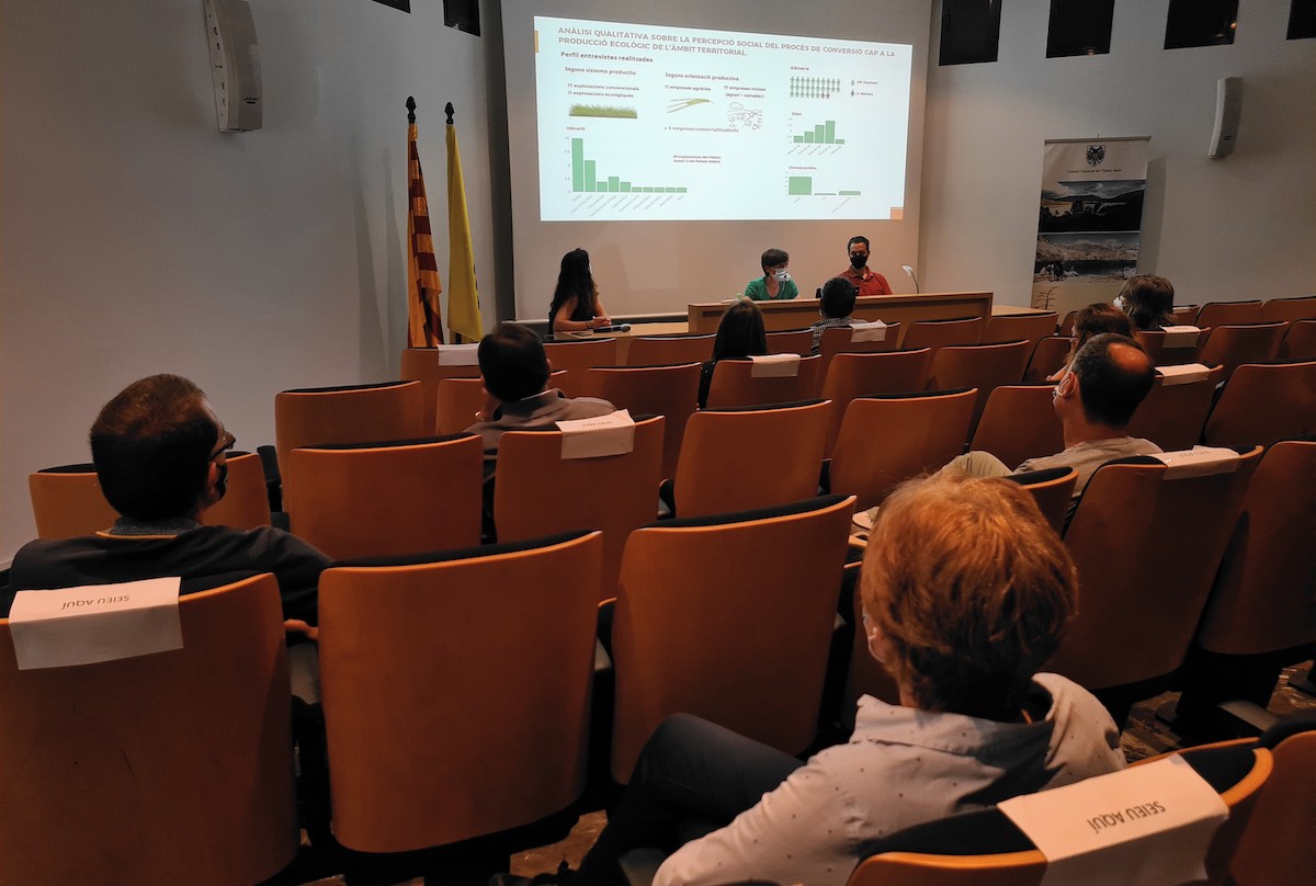 Pla de detall de la presentació de l'estudi sobre cultius ecològics al Pallars Jussà