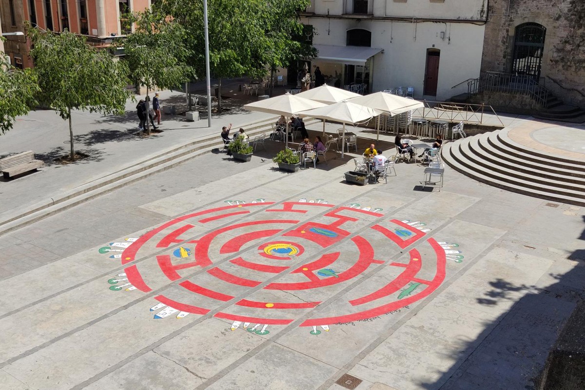 Laberint pintat a terra a la plaça Europa