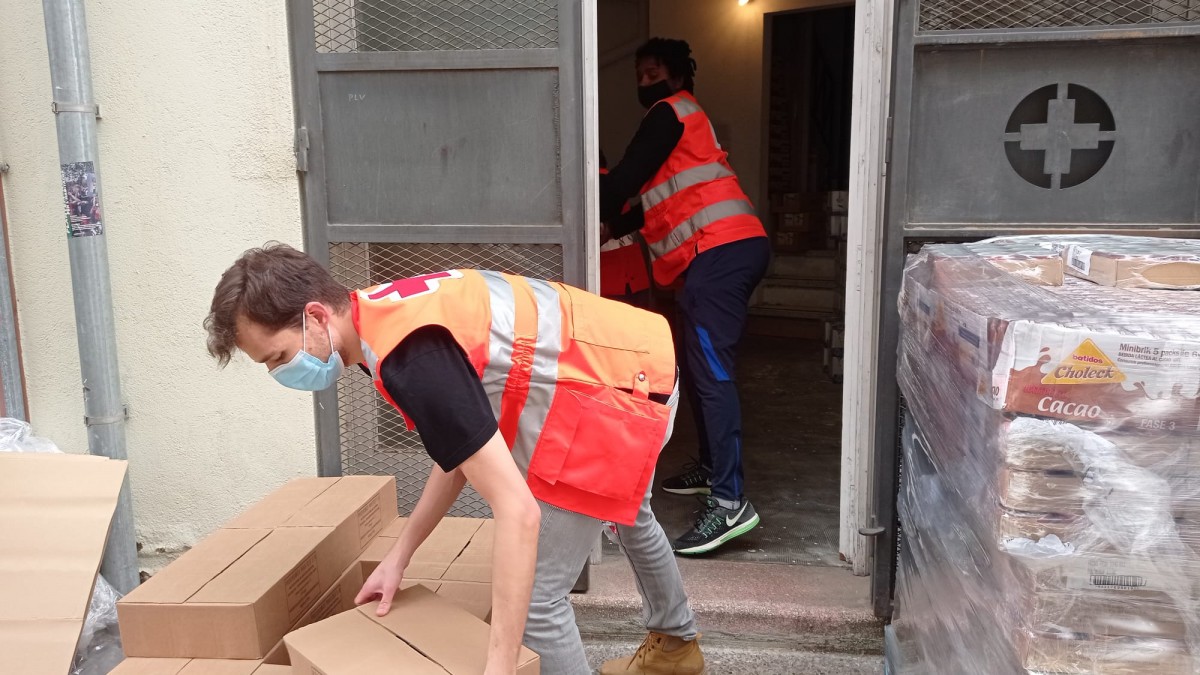 Voluntaris als magatzems de Creu Roja a Girona.