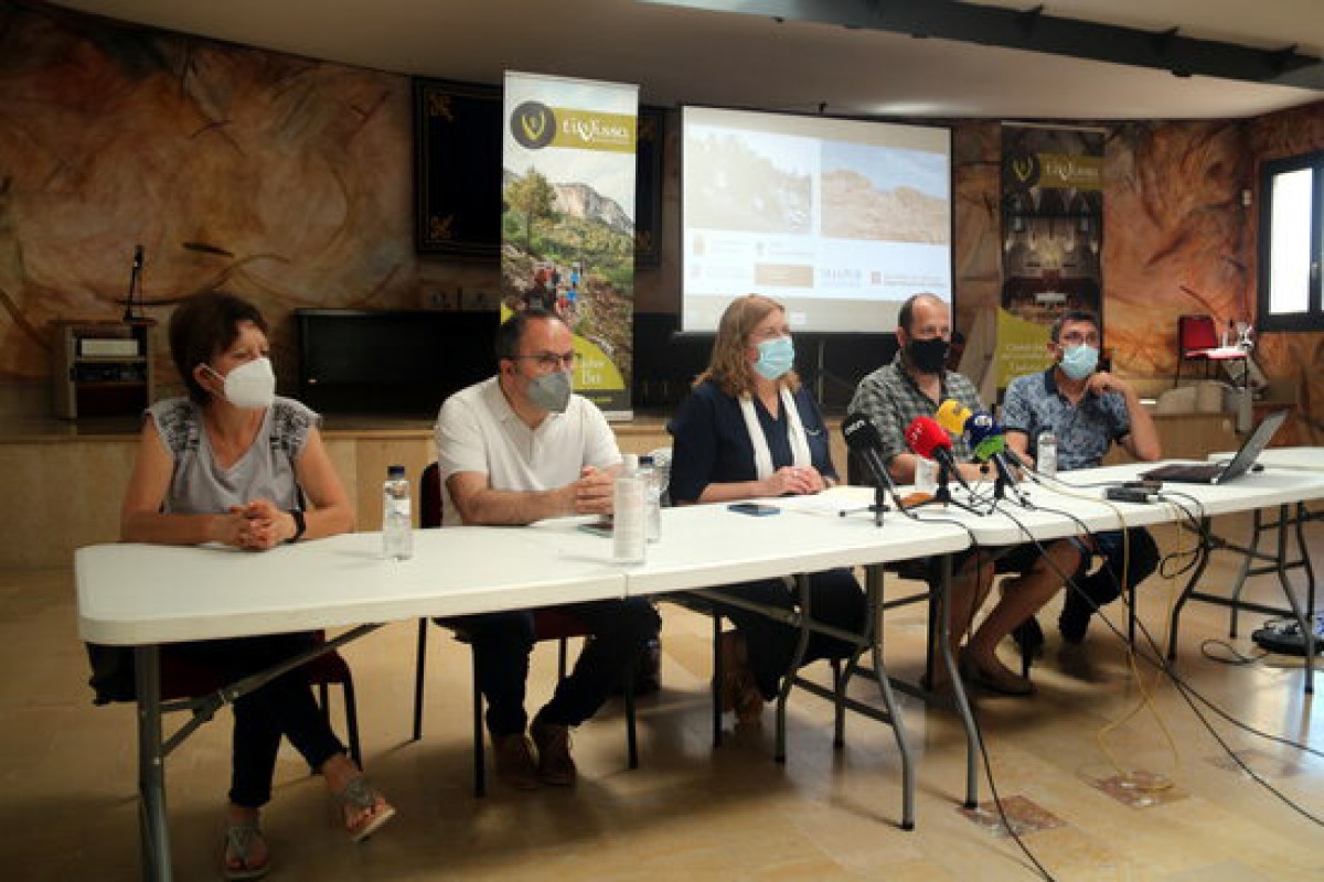 Pla general de la presentació de les troballes als jaciments del Coll del Moro de la Serra d'Almos i el Castellet de Banyoles de Tivissa, amb representants de l'Ajuntament de Cultura i l'equip d'arqueòlegs.