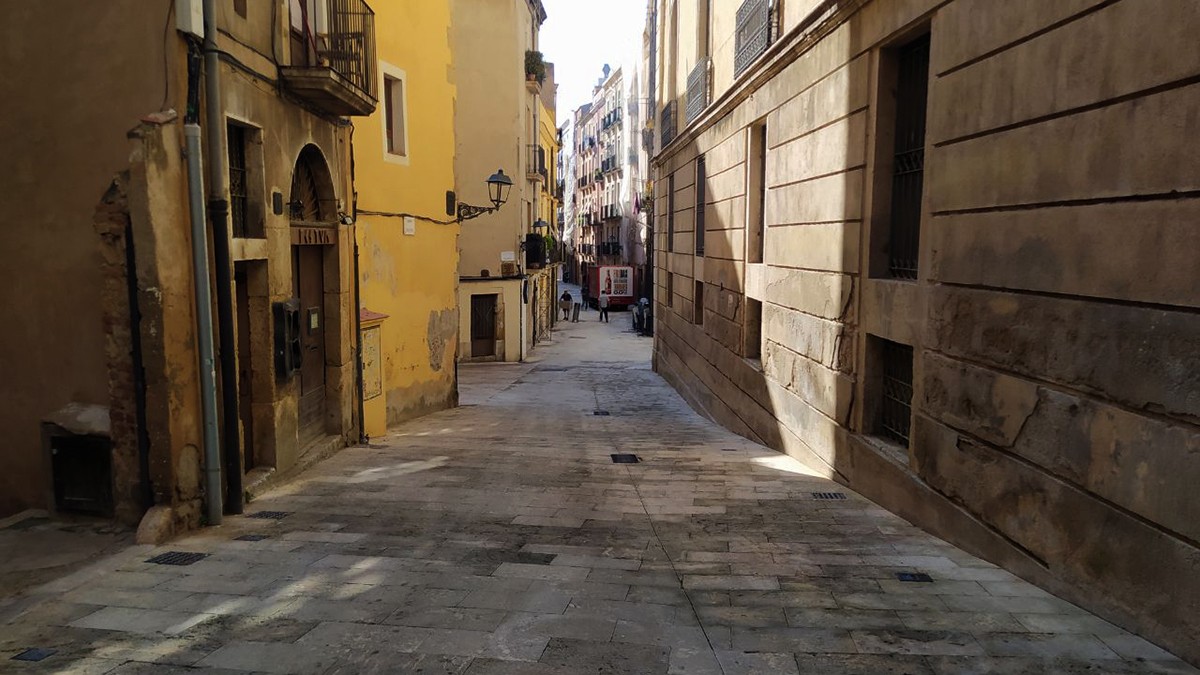El carrer de Sant Domènec, ahir, on es va produir l'agressió al noi.
