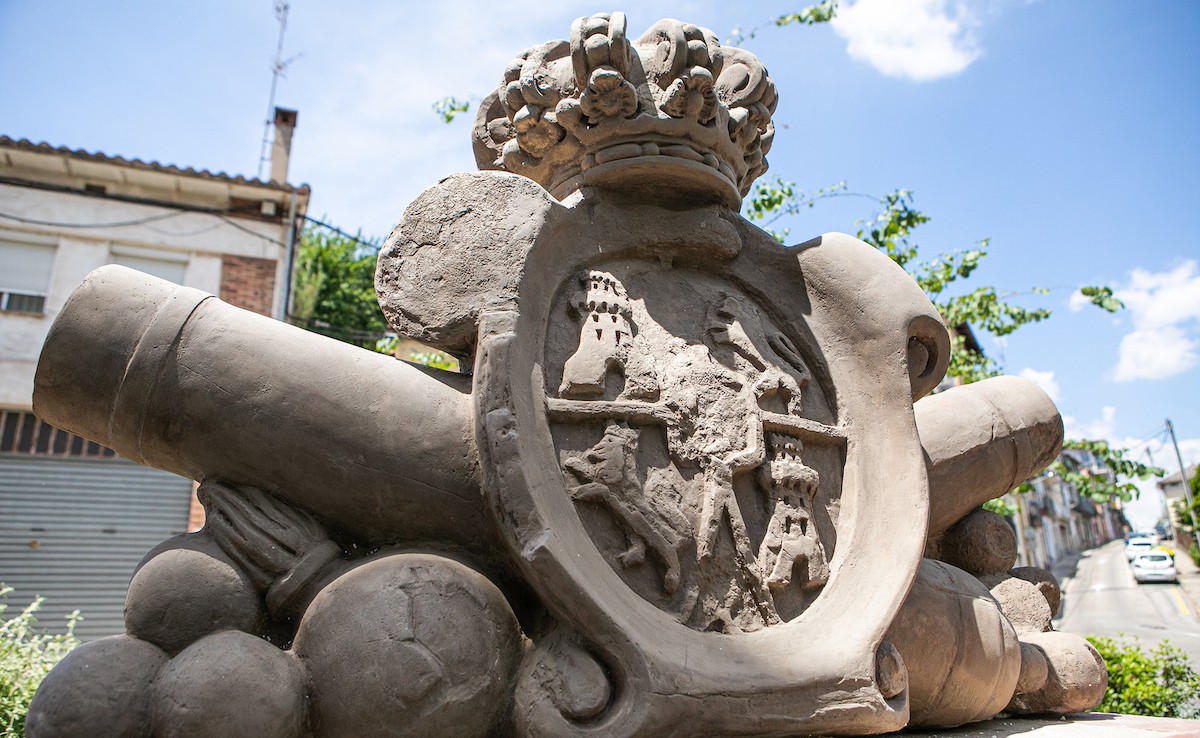 Una rèplica de l'escut original es col·locarà al capdamunt de la ronda de Sant Bernat d'Olot.