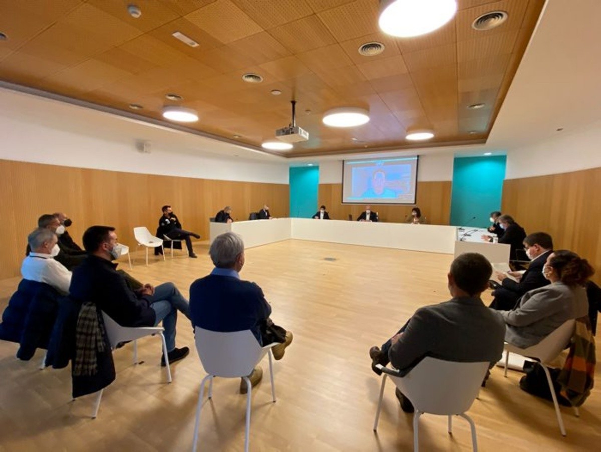 La reunió de la Taula de Consens amb els consellers Damià Calvet i Teresa Jordà, al febrer.