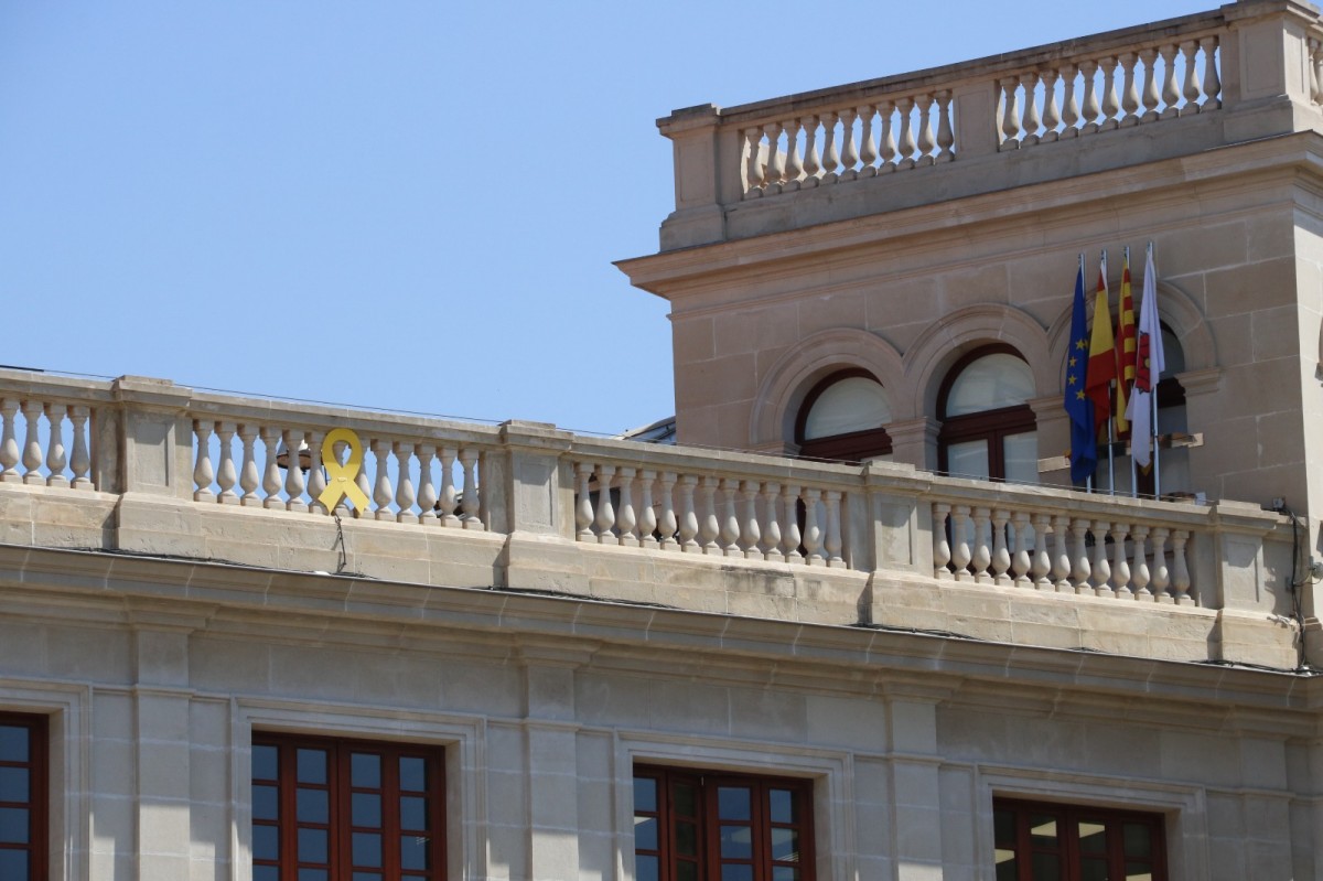 El llaç groc penjat a la façana de l'Ajuntament de Reus