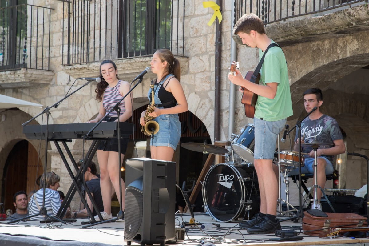 Actuació d'alumnes de l'Escola Municipal de Música de Besalú a Girona.