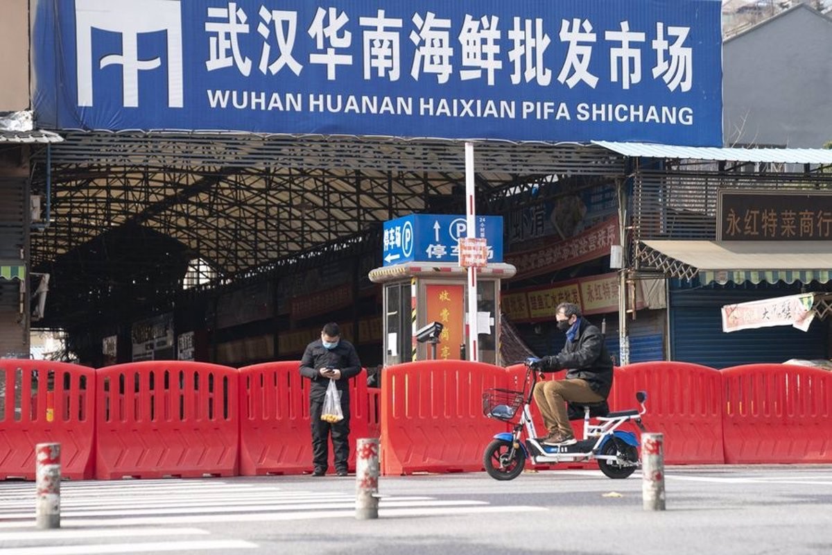 El mercat de Wuhan, durant la pandèmia