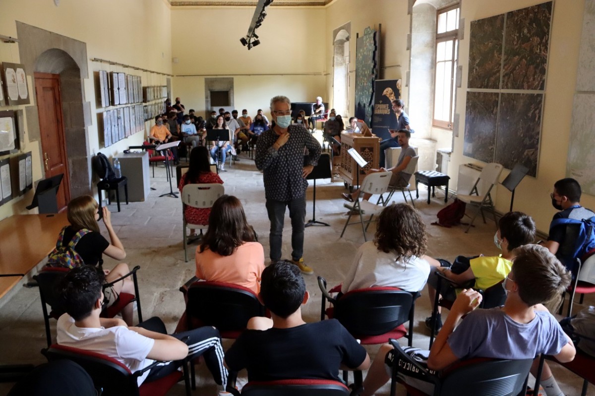 Un moment de l'assaig de la Jove Capella Reial de Catalunya amb escolars del Solsonès