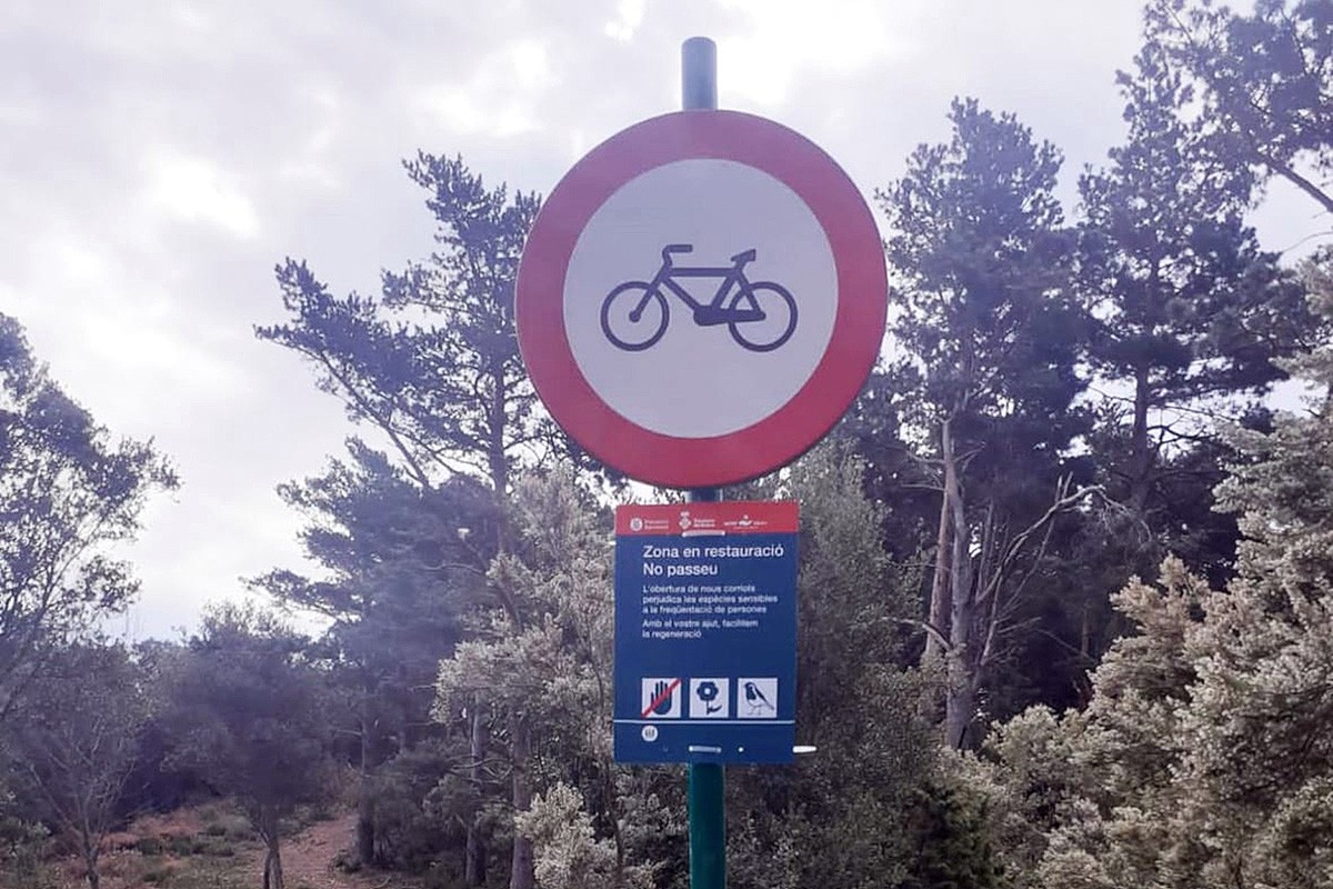 Senyalització de prohibició de bicicletes en senders i corriols del Parc Natural del Montseny.