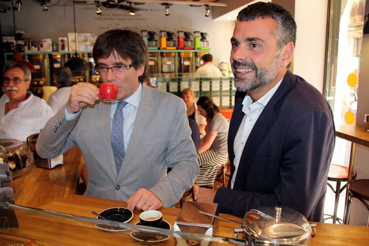 Carles Puigdemont i Santi Vila, fent un cafè el 2016.