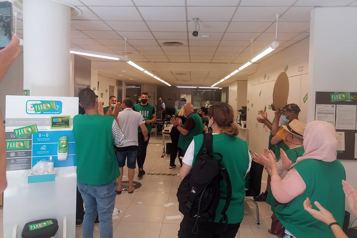 Activistes de la PAHC Bages a l'interior de l'oficina de CaixaBank